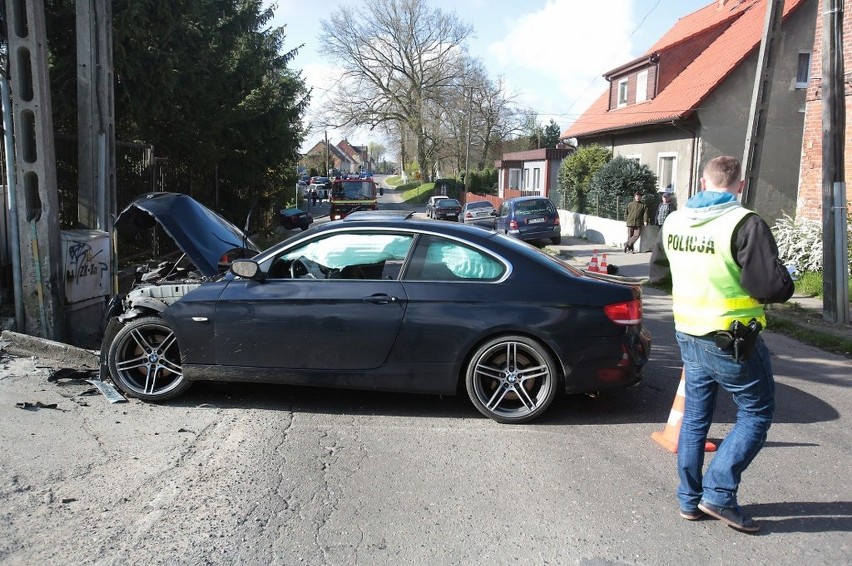 Pościg za pijanym kierowcą. Zatrzymał się dopiero na słupie 