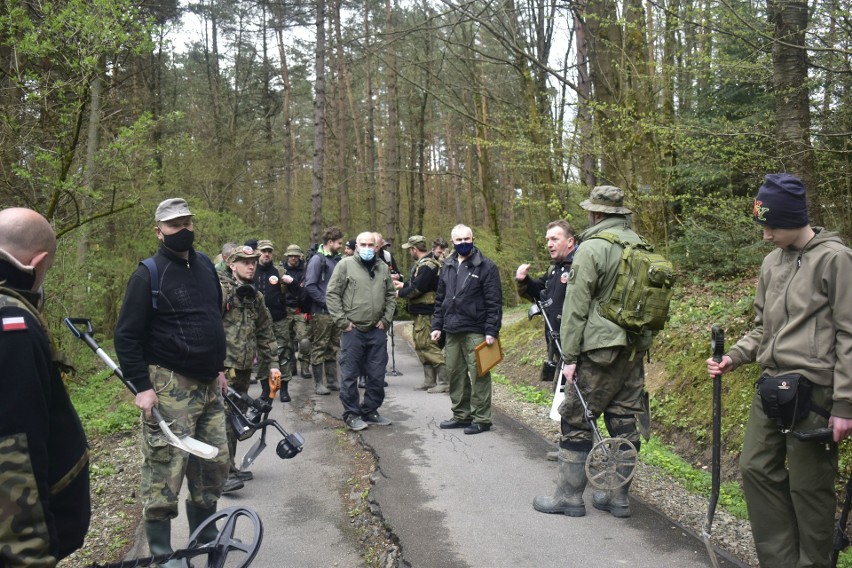 Dzwon z Pustelni św. Jana z Dukli odnaleziony. 80 lat przeleżał zakopany w ziemi na wzgórzu Zaśpit [ZDJĘCIA, WIDEO]