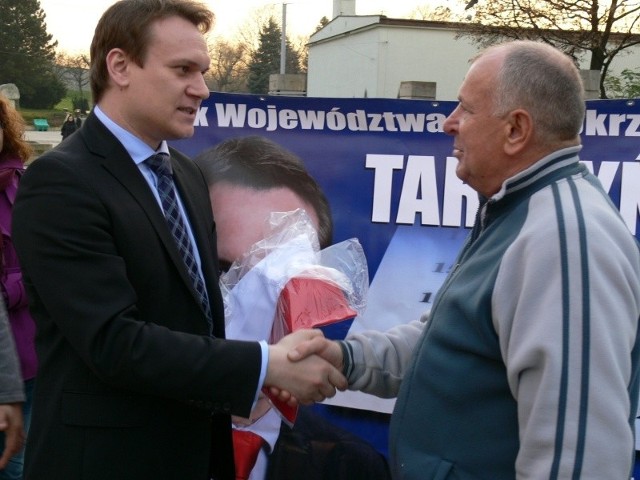Władysław Szymczyk z Kielc chętnie przyjął flagę Polski z rąk Dominika Tarczyńskiego
