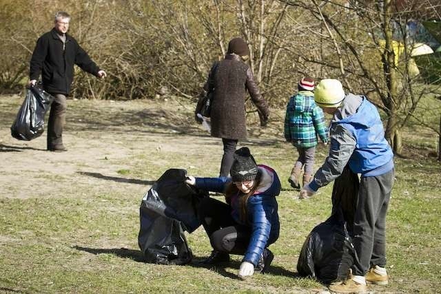 Mieszkańcy Górzyskowa podczas porządkowania swojej dzielnicy napełnili śmieciami aż 30 80-litrowych worków. W sprzątaniu pomagali im także uczniowie i przedszkolaki, dla których akcja miała charakter edukacyjny