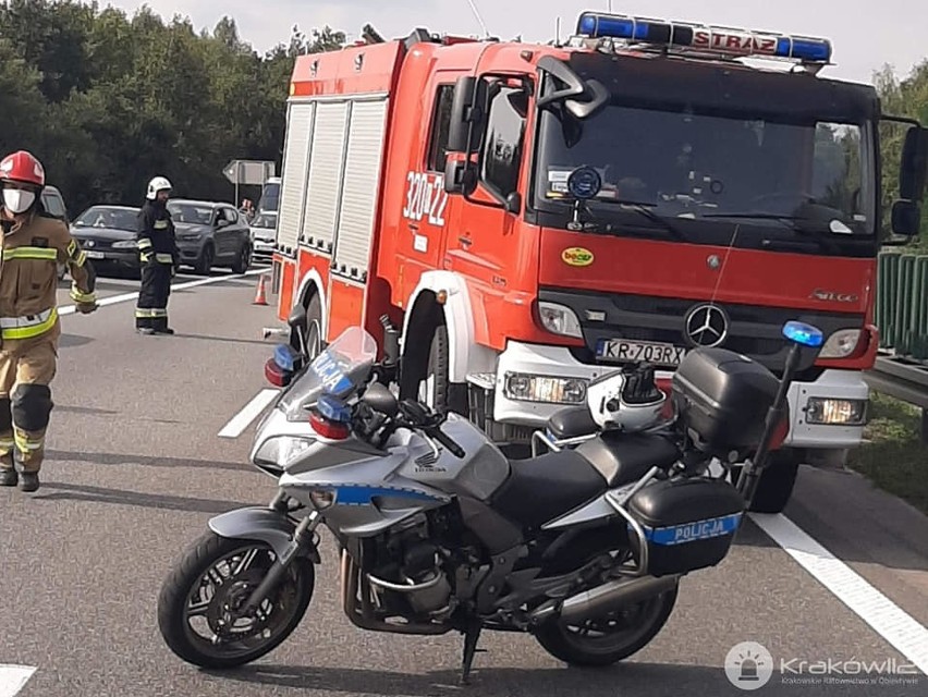 Śmiertelny wypadek na A4. Pożar samochodu z butlami z gazem, kierowca i pasażerka wyskoczyli z jadącego pojazdu. Kobieta nie żyje