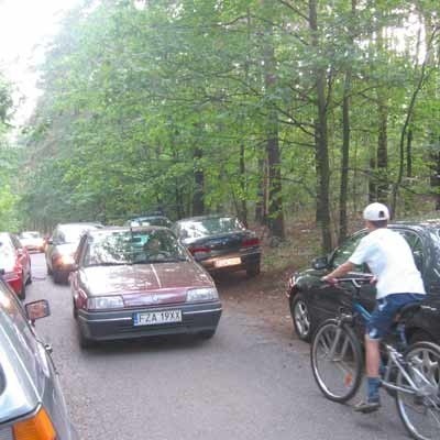 Szczególnie podczas gorących weekendów na drodze do kąpieliska panuje chaos i ścisk.