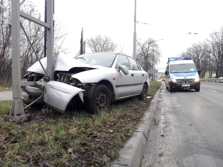 Wypadek na al. Kraśnickiej w Lublinie. Mężczyzna zasłabł i uderzył autem w słup