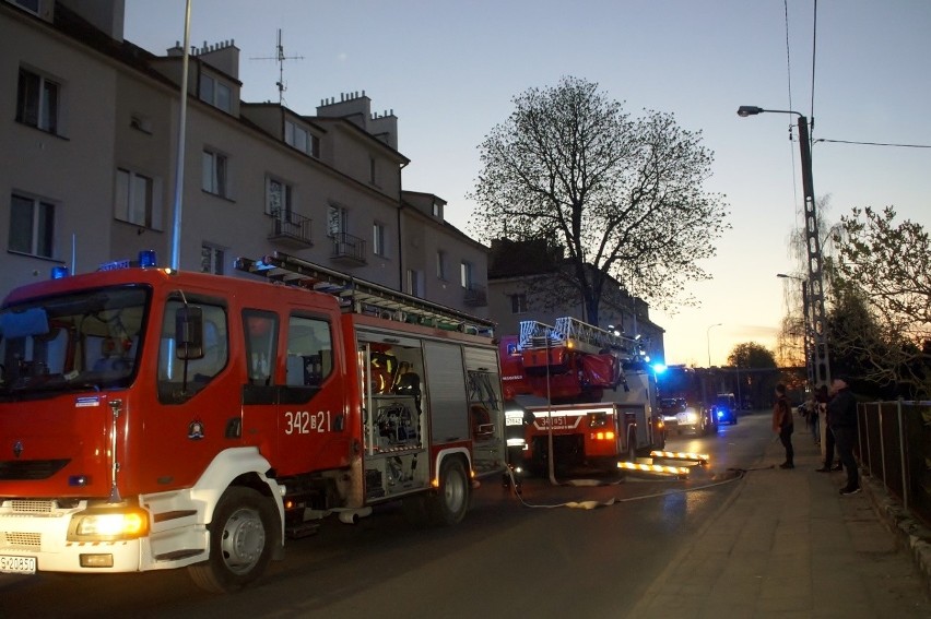 W niedzielę (21 kwietnia) na poddaszu w bloku wielorodzinnym...