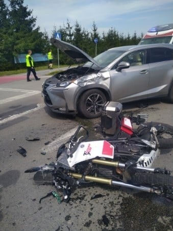 Wypadek pod Kołbaskowem na krajowej 13 w Smętowicach. Motocykl zderzył się z samochodem osobowym. Ranny motocyklista