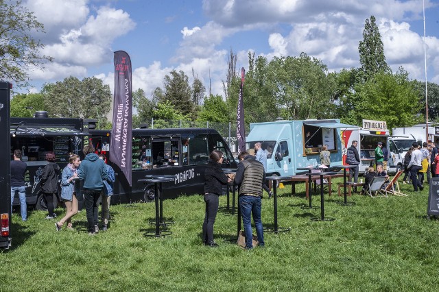 Od piątku do niedzieli (21-23 maja) na winogradach w Laba.Land można zjeść na łonie natury. To za sprawą Wielkiego Otwarcia Sezonu Food-Truckowego. Laba.Land to stosunkowo nowe miejsce na mapie Poznania, które znajduje się na Winogradach. Jak mówią jego twórcy, to miejska oaza spokoju. W sobotę do Laba.Land wybrał się nasz fotoreporter. Zobacz w galerii, jak wyglądało otwarcie sezonu food-truckowego.Przejdź dalej -->