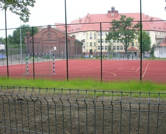 To boisko przy I LO w Brzegu ma być otwarte jeszcze w lipcu. Pod warunkiem, że szkoła i starostwo znajdą pieniądze na dozór.