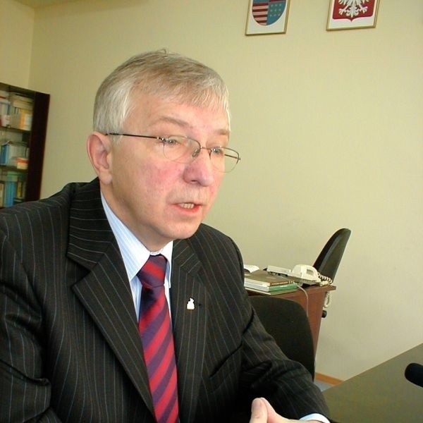 Krzysztof Lipiec podczas swojej konferencji prasowej.