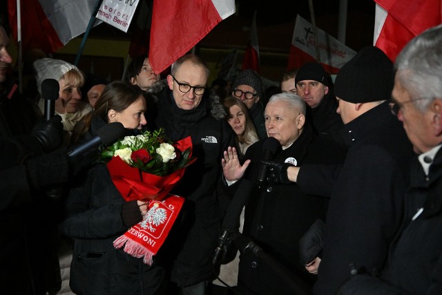 Manifestacja w obronie Kamińskiego i Wąsika. Pod areszt w Radomiu przybył Jarosław Kaczyński