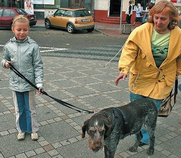 Aleksandra Łukaszewicz wie, że trzeba dbać o swoje psy. Jej ukochany psiak ma czipa, a po mieście chodzi na smyczy.
