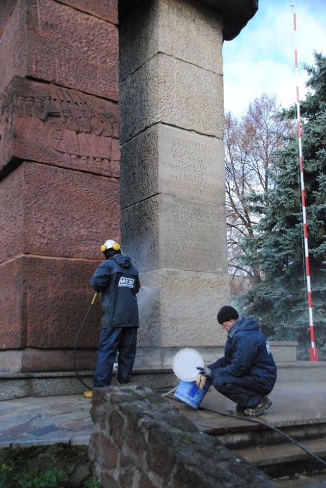 Pomnik jest czyszczony, potem zostanie zakonserwowany.