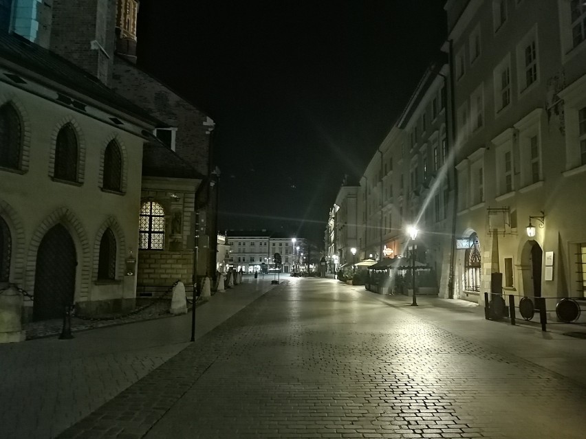 Koronawirus w Krakowie. Hejnaliści grają, słuchaczy brak. Tak brzmi hejnał na pustym Rynku Głównym [WIDEO, ZDJĘCIA]