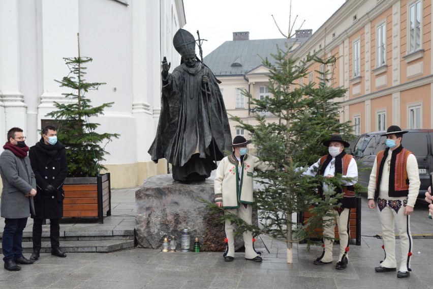 Wadowice. Górale z Zakopanego podarowali choinkę dla muzeum Jana Pawła II. To już tradycja