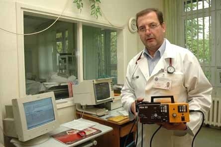 Kardiolog lek. med. Andrzej Trzop prezentuje jedna z  ofiarowanych pomp infuzyjnych.