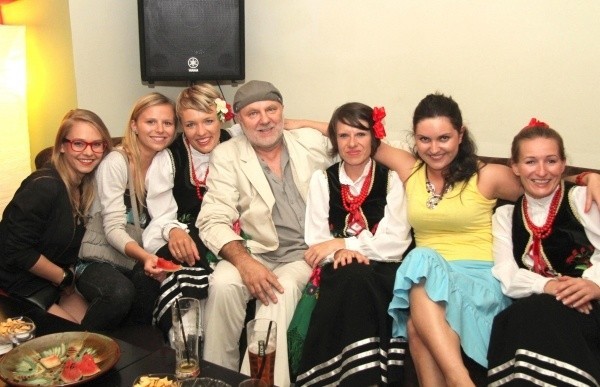 W klubie Cukier w piątkową noc Kaja, Monika, Kama (jedna z trzech Bielinianek), Jurek, Agnieszka, Agata i Anetka.