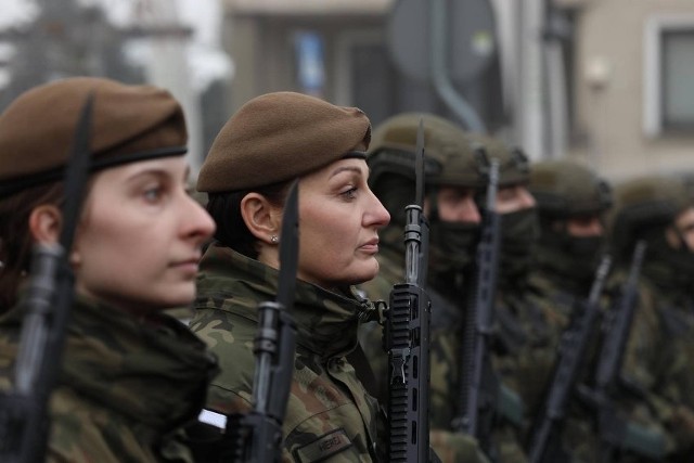 Praca w służbach mundurowych to najbardziej pożądana praca w Polsce. Gwarantuje stałą pensję i dodatki. Zaglądamy do portfeli strażaków, policjantów, żołnierzy zawodowych i WOT na Kujawach i Pomorzu.