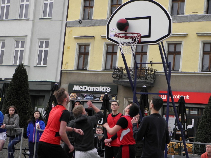 Koszykówka uliczna w Rybniku. "Rynek Basket" - to nazwa...