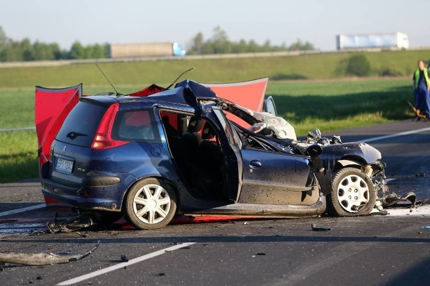 Śmiertelny wypadek koło Piotrkowa. Zderzenie samochodu osobowego z ciężarówką [ZDJĘCIA]