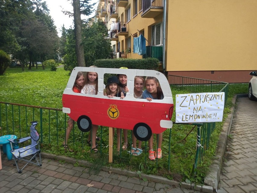 Kamila i dwie Zuzie w wakacje sprzedawały lemoniadę....