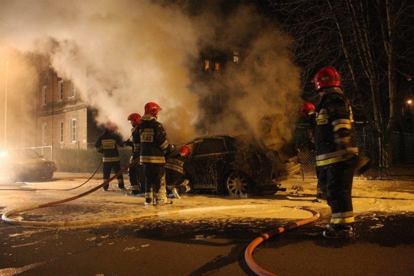 Opole, ulica Licealna: strażacy gaszą audi. Przyczyną pożaru...