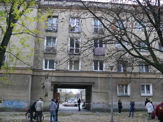 Blok przy ulicy Popiełuszki, gdzie po nocnej libacji z niedzieli na poniedziałek doszło do tragedii.
