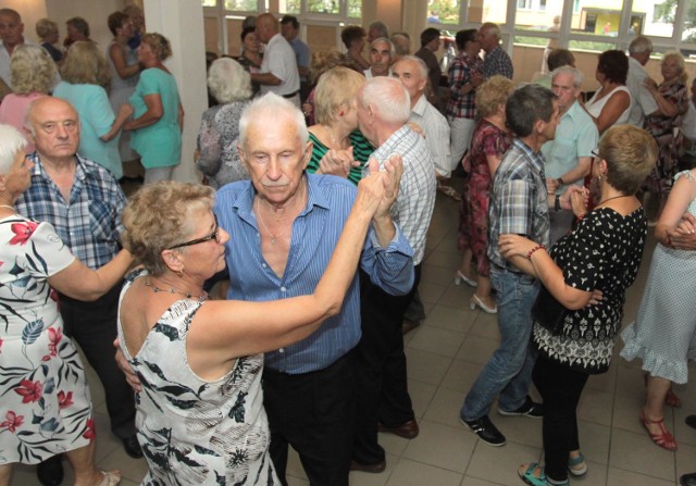 Zabawa w klubie osiedlowym Ustronie przy ulicy Sandomierskiej w Radomiu ściągnęła miłośników tańca w bardzo  różnym wieku.