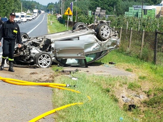 Śmiertelny wypadek w Nowych Grobicach koło Chynowa. Na "pięćdziesiątce" opel uderzył w mercedesa i wpadł do rowu. Kierowca zginął na miejscu.