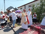 Dziś Boże Ciało. Procesja przeszła ulicami Pabianic. Kilkaset osób uczestniczyło w pochodzie przez największe pabianickie osiedle Bugaj