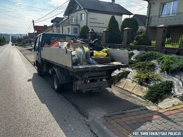 Fatalny stan samochodu na drodze w gminie Pawłów.