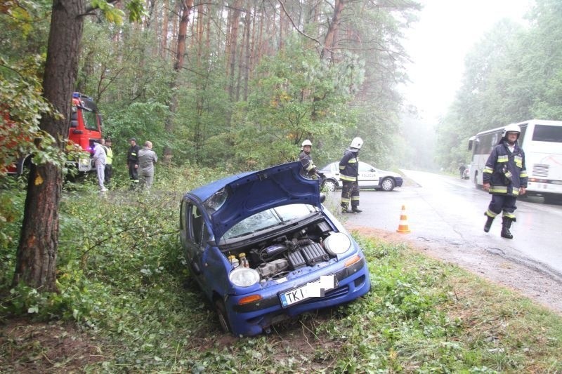 Wypadek koło Borkowa. Matiz wpadł do rowu i odbił się od drzewa  