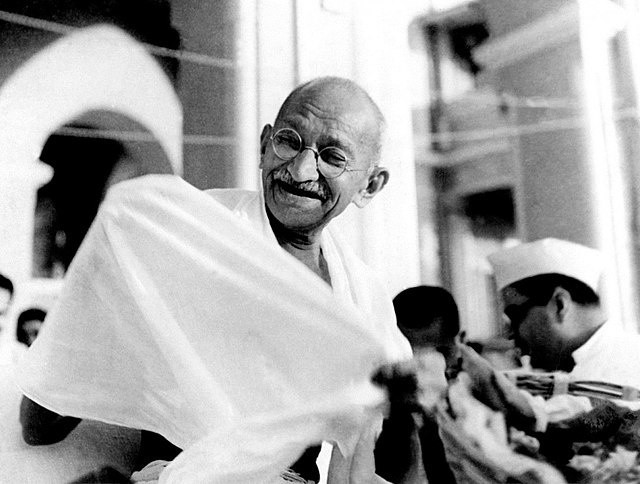 Mahatma Gandhi - indyjski prawnik, filozof, polityk i mąż stanu, jeden z twórców współczesnej państwowości indyjskiej i propagator pacyfizmu jako środka nacisku politycznego. Zginął 30 stycznia 1948 roku z rąk zamachowca, który uważał go za zagrożenie dla Indii.