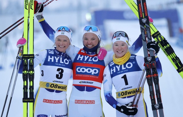 Podium sprintu kobiet w Oberhofie - od lewej: Frida Karlsson (2.), Linn Svahn (triumf) i Jonna Sundling (3.).