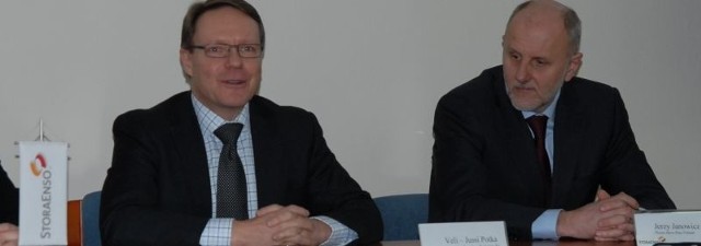 Prezes zarządu Jerzy Janowicz (z prawej) i przewodniczący rady nadzorczej Veli-Jussi Potka podczas dzisiejszej konferencji w siedzibie Stora Enso