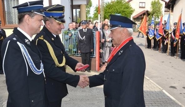 Medale wyróżniającym się strażakom wręczyli wójt Opatowca Sławomir Kowalczyk (z lewej) i Janusz Buła, zastępca kazimierskiego komendanta powiatowego straży pożarnej.