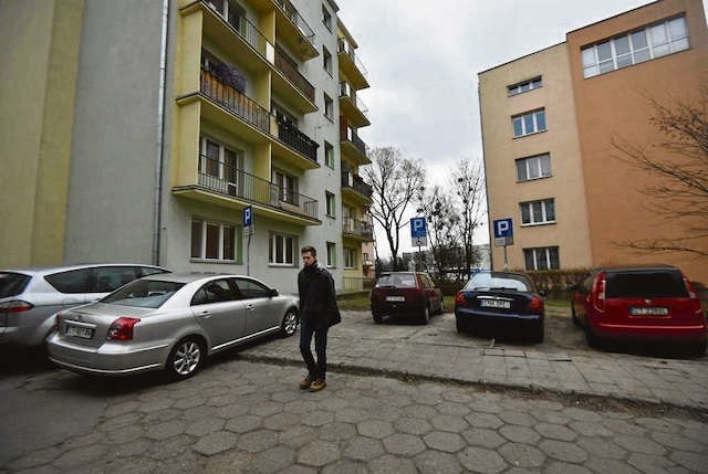 Na razie można tu nogi połamać i zniszczyć samochód. Kiedy powstanie parking z prawdziwego zdarzenia?