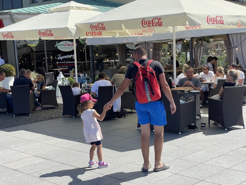 Udany weekend w Międzyzdrojach. Tłumy turystów nie tylko na molo, ale także na samej plaży. Zobacz ZDJĘCIA