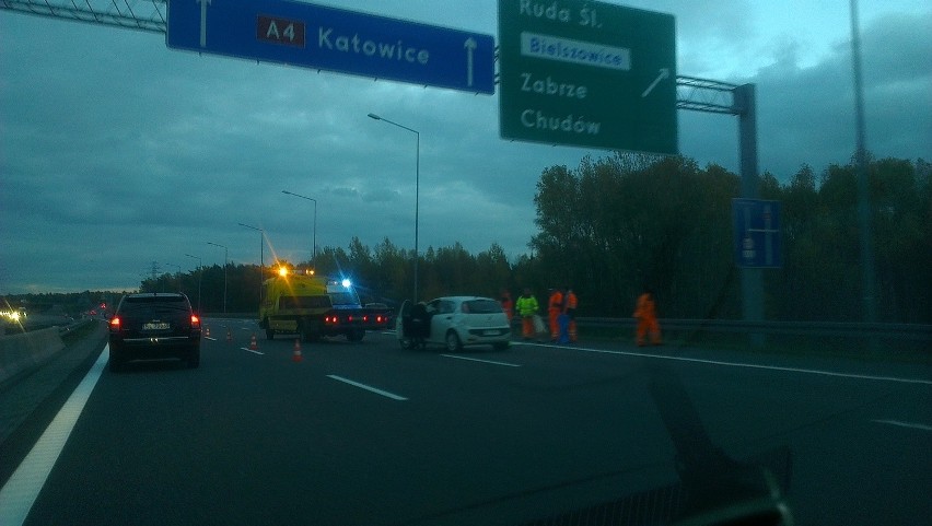 Autostrada A4 zablokowana: Dachował samochód. Sprawca uciekł