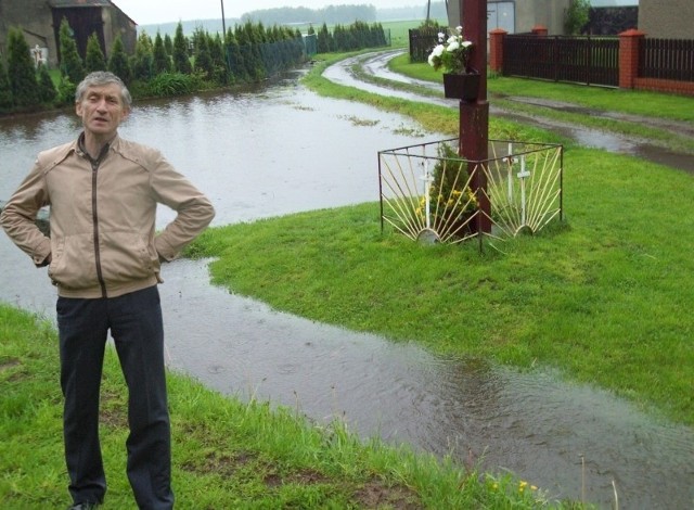 Joachim Ligendza i zalany teren przed jego domem w Sternalicach