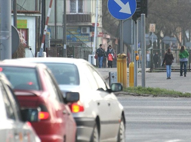 Na ulicy Kaliskiej we Włocławku doszło w ostatnich latach do kilku kradzieży rozbójnicznych. Kilka miesięcy temu zaatakował tam też nożownik, który ranił dwóch mężczyzn. Wideo: Ratownik pobity na izbie przyjęć. Agresywny pacjent trafił do aresztu/TVN24