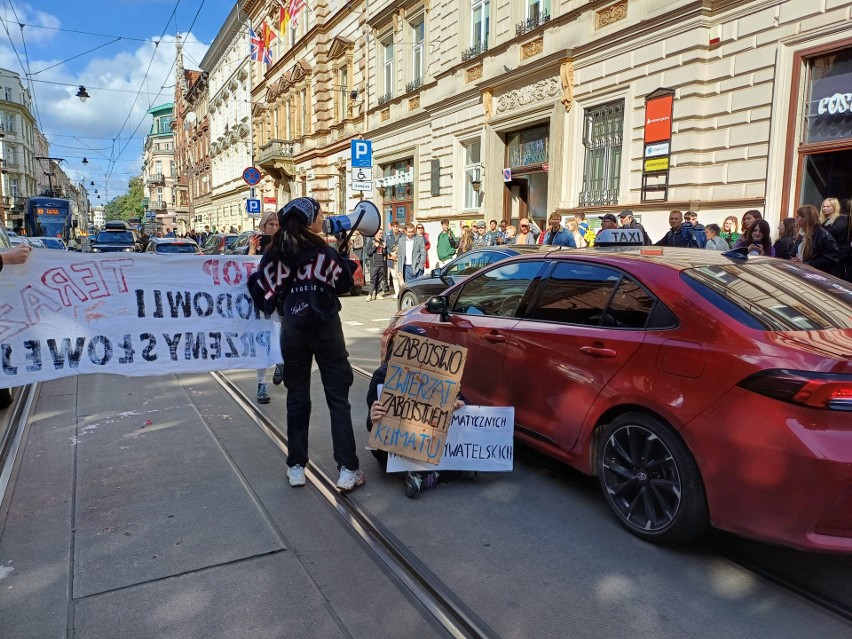 Aktywiści zorganizowali demonstrację na ul. Karmelickiej,...
