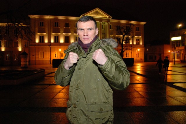 Pięściarz Mateusz Masternak odwiedził swój rodzinny region. Na zdjęciu przed Urzędem Miasta w Kielcach.