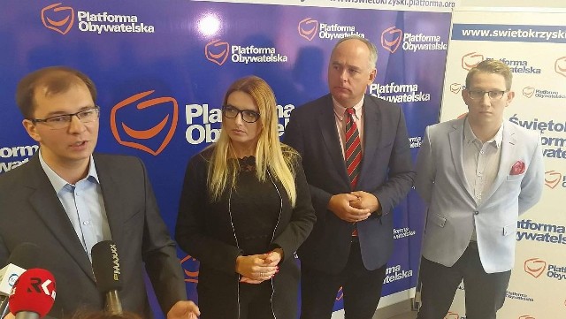 Od lewej: Michał Braun, radna z Kielc Joanna Winiarska, komisarz PO w regionie Paweł Zalewski oraz Wiktor Pytlak.