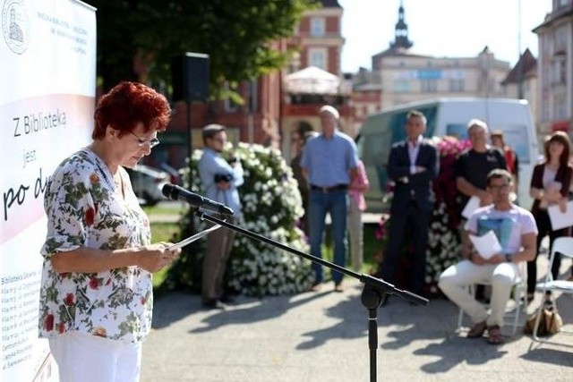 Narodowe czytanie pod pomnikiem Sienkiewicza w Słupsku.