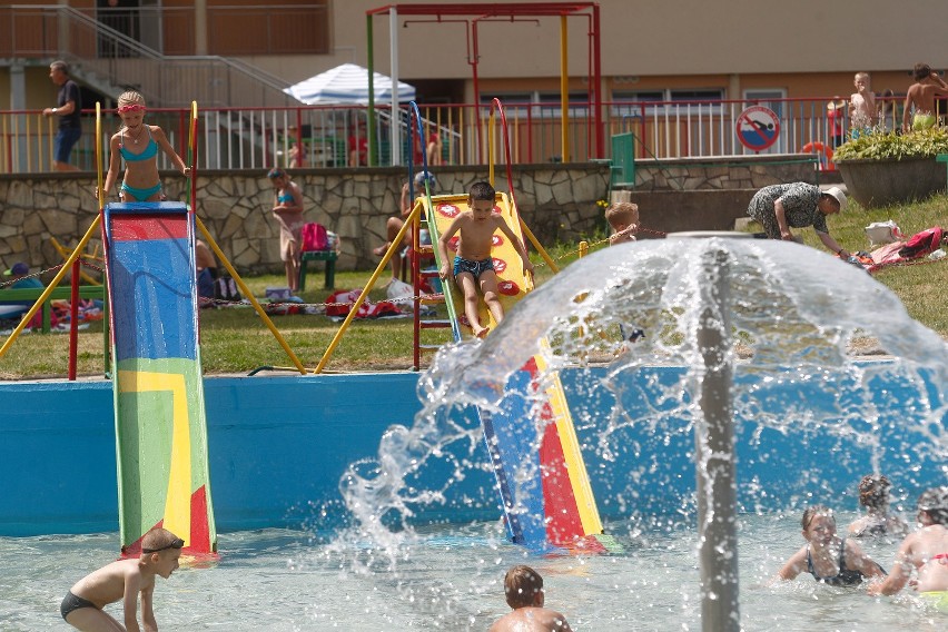 Lato na basenach ROSiR-u w Rzeszowie.