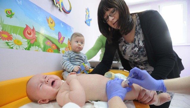 Mama Julii i Tomka Śląskich przyszła w piątek z dziećmi na obowiązkowe szczepienia do przychodni w Czarnowąsach.