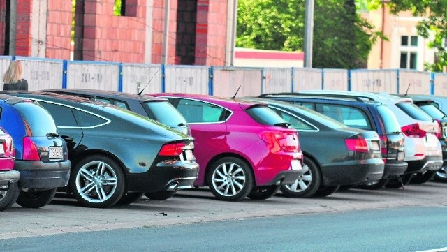 W centrum Tarnobrzega nadal potrzeba wybudować wiele miejsc parkingowych. Parking przy ulicy Wyszyńskiego.