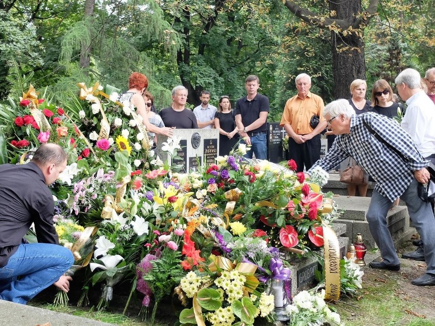 Kraków. Na cmentarzu Rakowickim odbył się pogrzeb Macieja Koniecznego, właściciela jadłodajni „U Stasi” [ZDJĘCIA]
