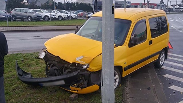 Do zderzenia doszło w czwartek, 28 marca, na rondzie Kasprzaka w Gorzowie. Samochód dostawczy wymusił pierwszeństwo na busie.Kierujący peugeot ducato prawidłowo poruszał się po rondzie Kasprzaka w Gorzowie. Wjeżdżający na rondo kierowca peugeot partner nie zatrzymał się, aby przepuścić pojazdy znajdujące się na rondzie. Wymusił pierwszeństwo i uderzył w bok ducato.Na całe szczęście nikomu się nic nie stała. Sprawca kolizji, obywatel Ukrainy, został ukarany mandatem w wysokości 250 zł.Zobacz wideo: Jak udzielać pierwszej pomocy ofiarom wypadków