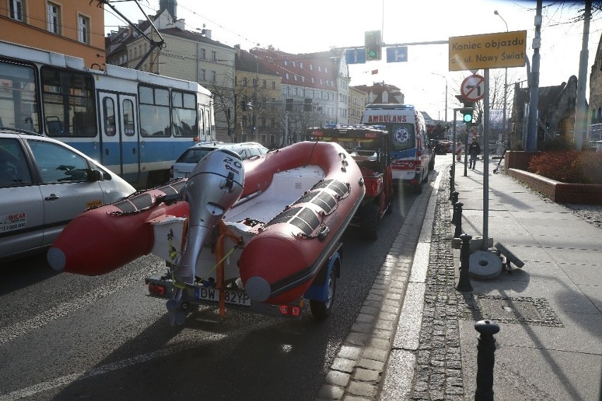 Mężczyzna skoczył do Odry. Trwają poszukiwania (ZDJĘCIA)