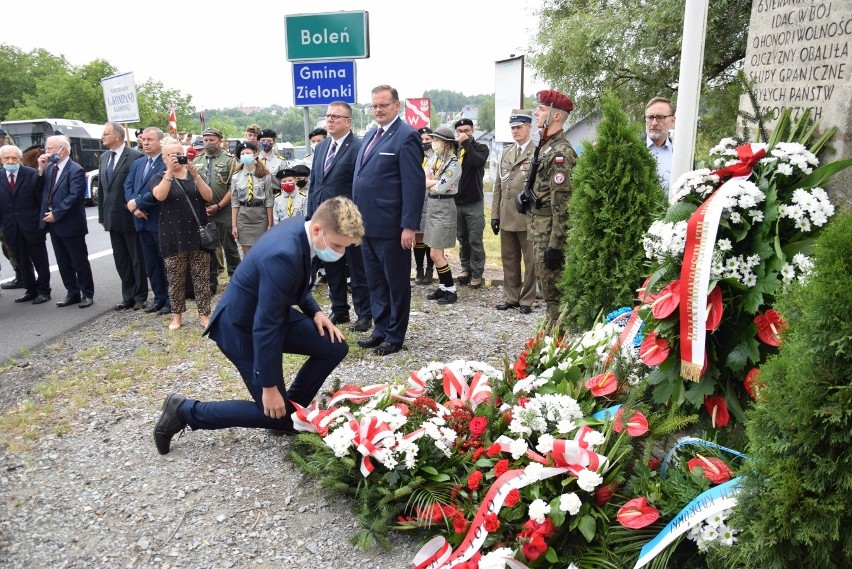 I Kompania Kadrowa uczciła tych, którzy obalali słupy państw zaborczych. Hołd przy obelisku na komorze celnej w Michałowicach 